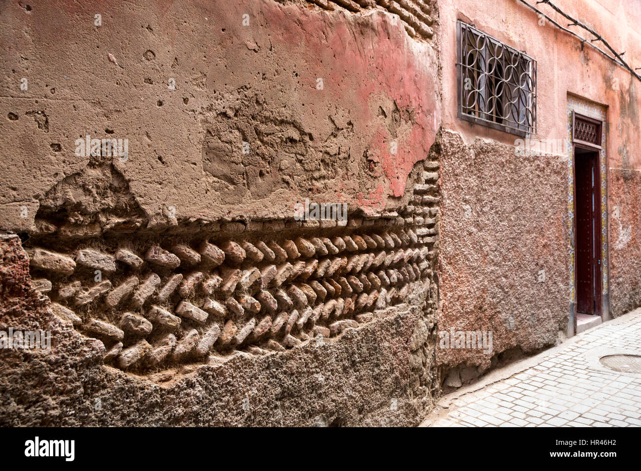 Marrakech, Maroc. Plâtre manquants révèle la technique de brique de boue sur l'ancien bâtiment. Banque D'Images