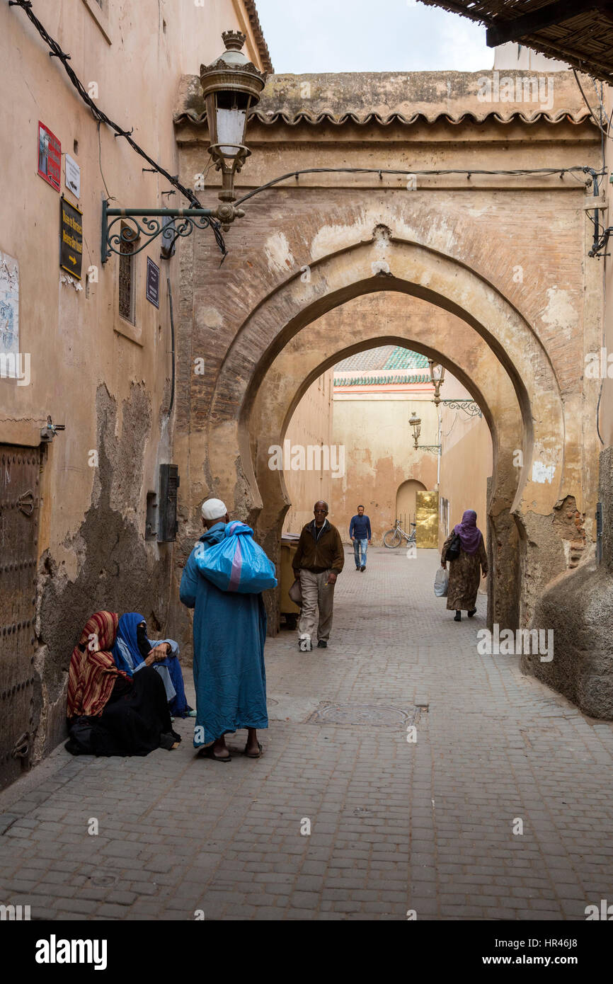 Marrakech, Maroc. Scène de rue à la médina. Banque D'Images