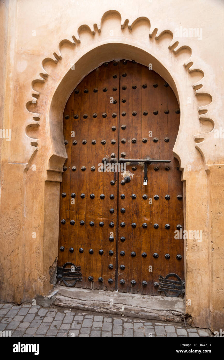 Marrakech, Maroc. Porte et arc en fer à cheval. Banque D'Images