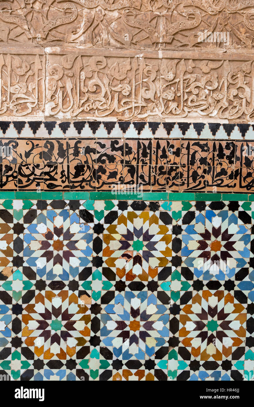 Marrakech, Maroc. La tuile et la décoration en stuc, Medersa Ben Youssef, 16ème. Siècle. Banque D'Images