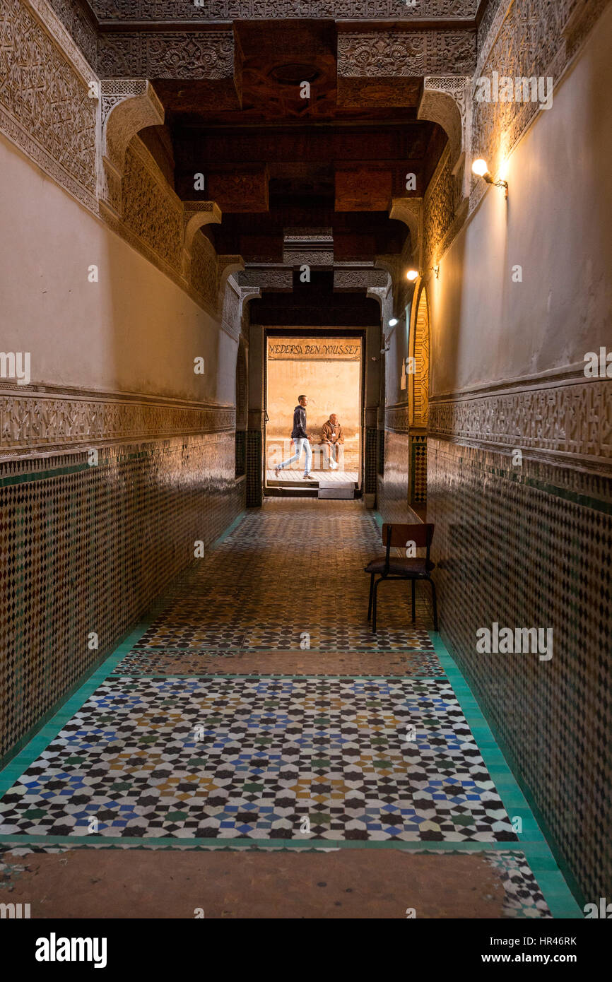 Marrakech, Maroc. Donnant sur la rue de l'intérieur de la Medersa Ben Youssef, 16ème. Siècle. Banque D'Images