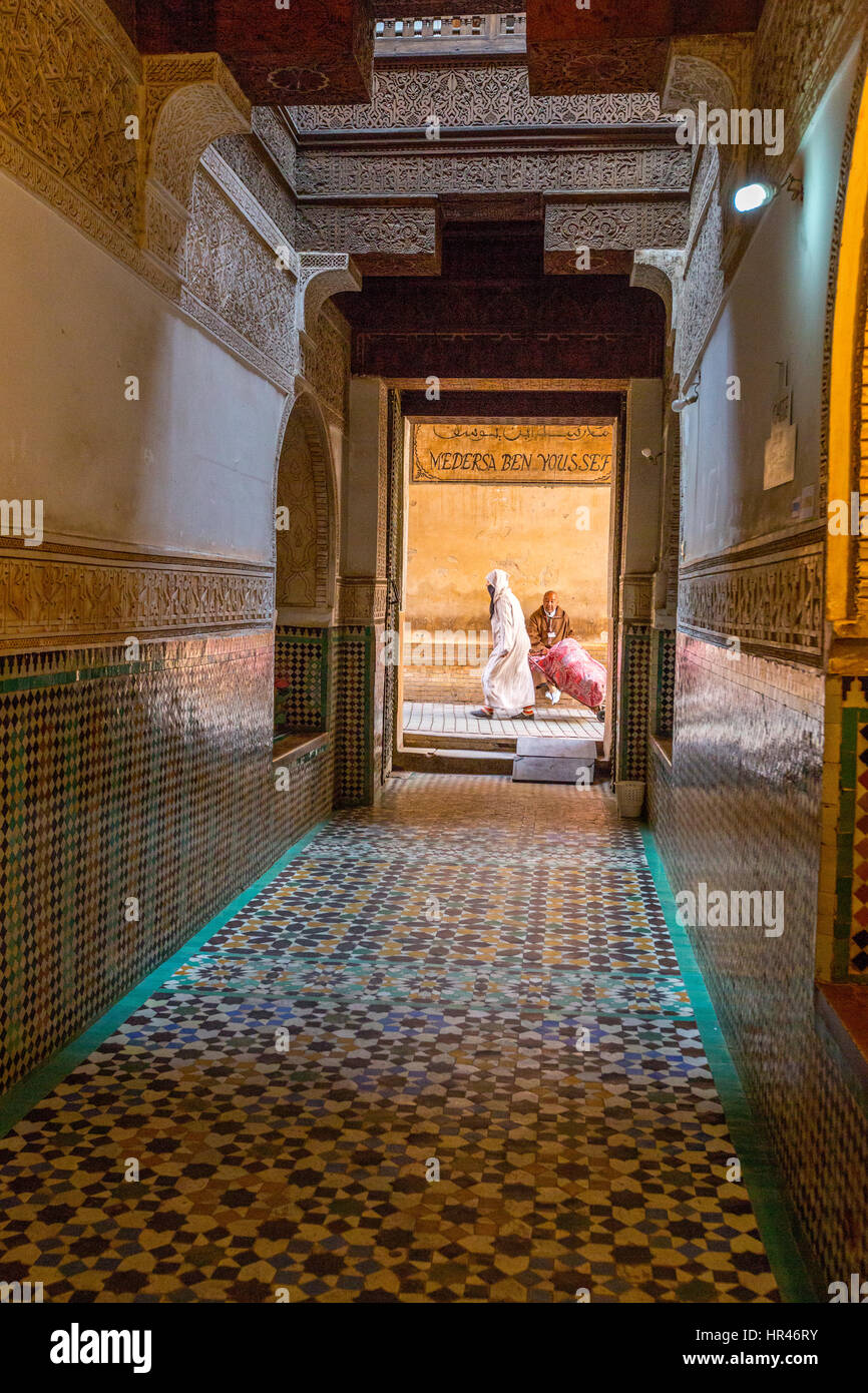 Marrakech, Maroc. Donnant sur la rue de l'intérieur de la Medersa Ben Youssef, 16ème. Siècle. Banque D'Images