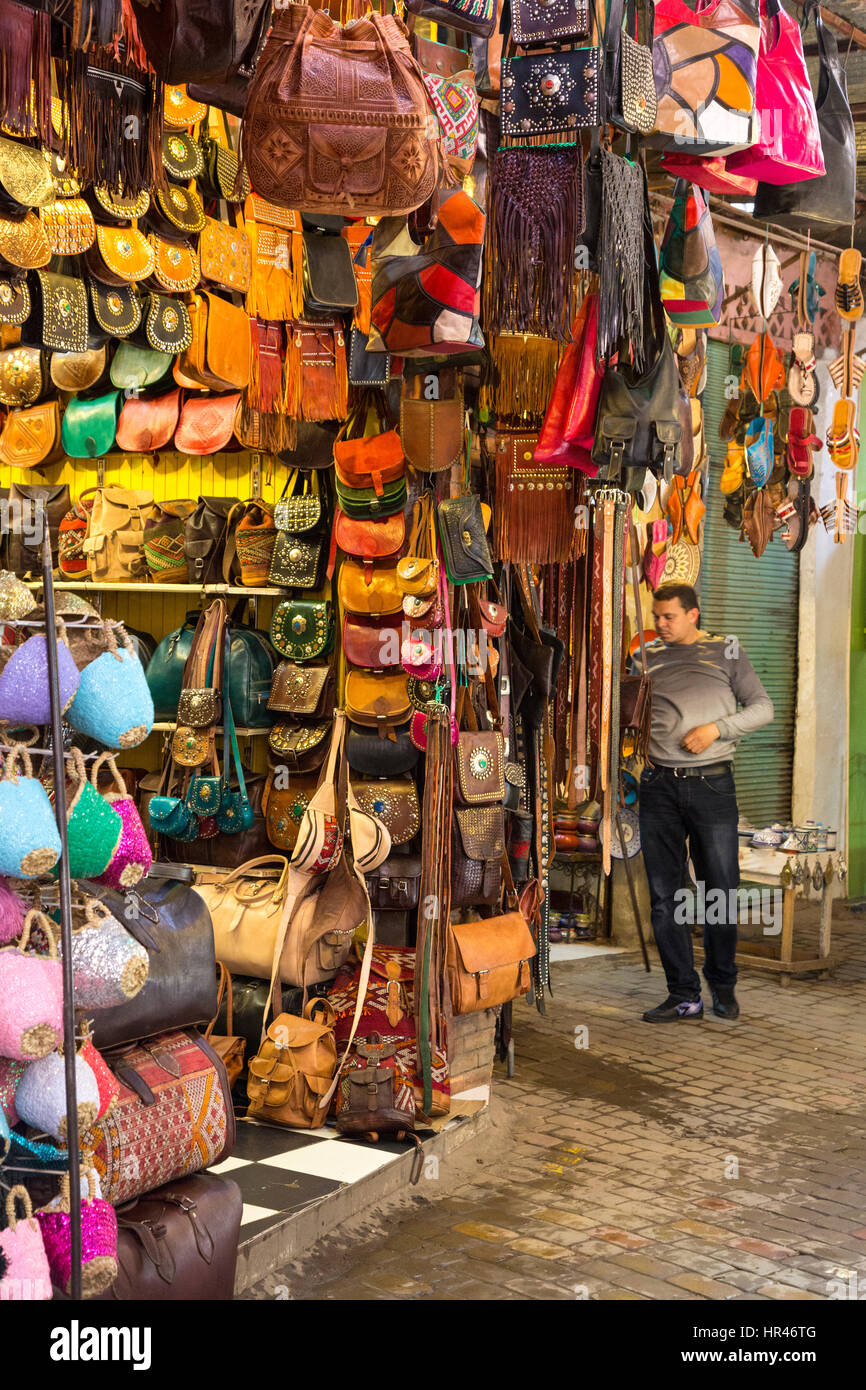 Marrakech, Maroc. Maroquinerie à vendre au souk. Banque D'Images
