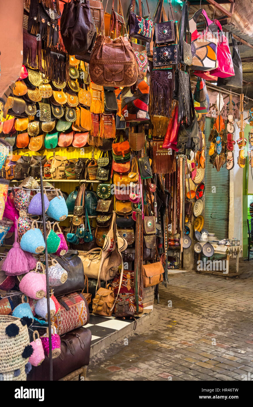 Marrakech, Maroc. Maroquinerie à vendre au souk. Banque D'Images