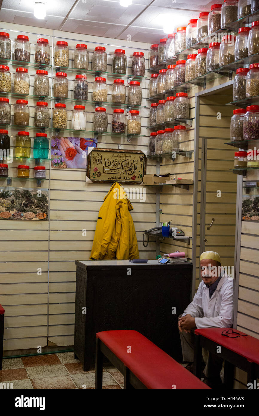 Marrakech, Maroc. Vendeur de vendre les médicaments à base de plantes. Banque D'Images