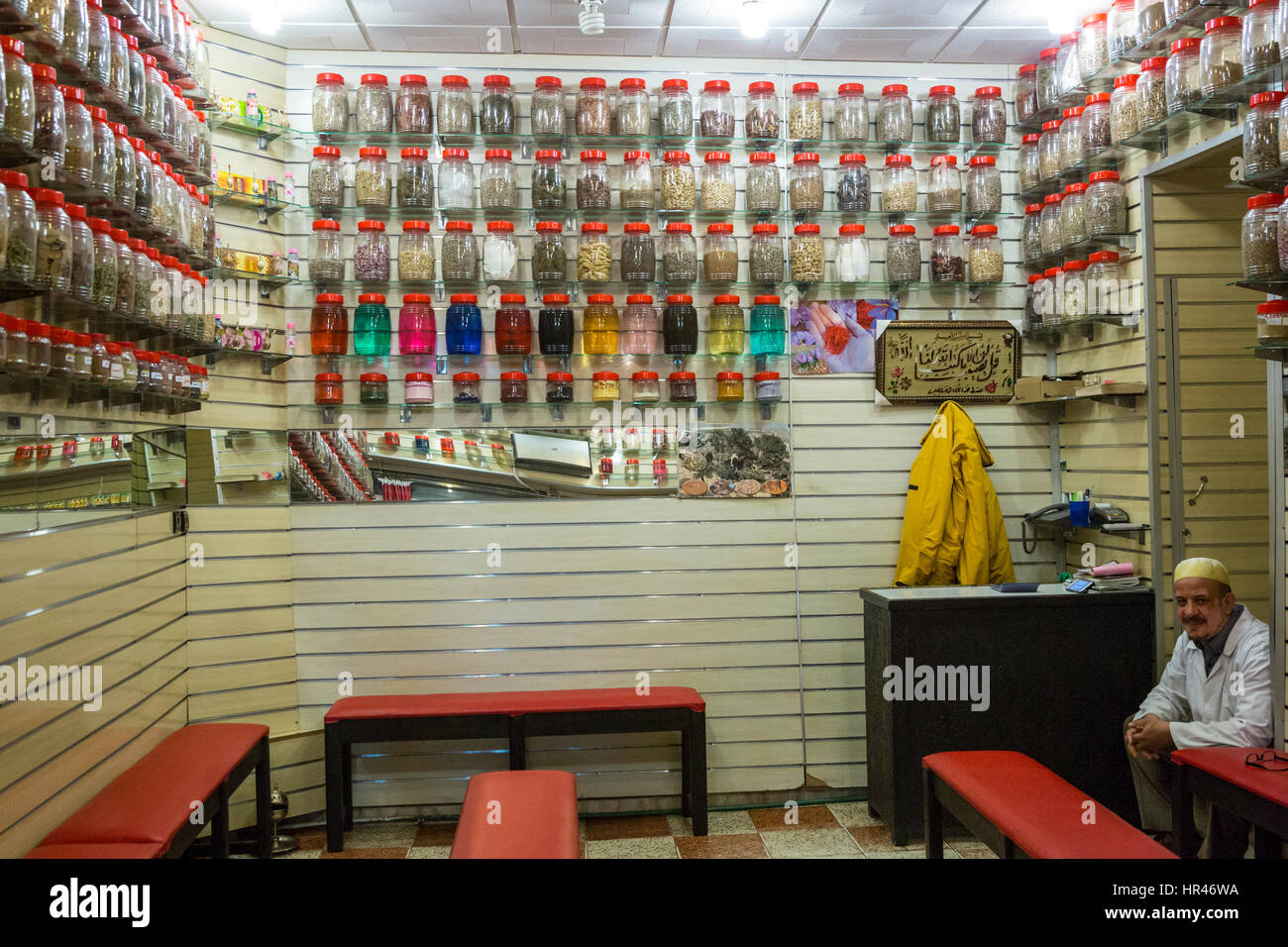 Marrakech, Maroc. Vendeur de vendre les médicaments à base de plantes. Banque D'Images
