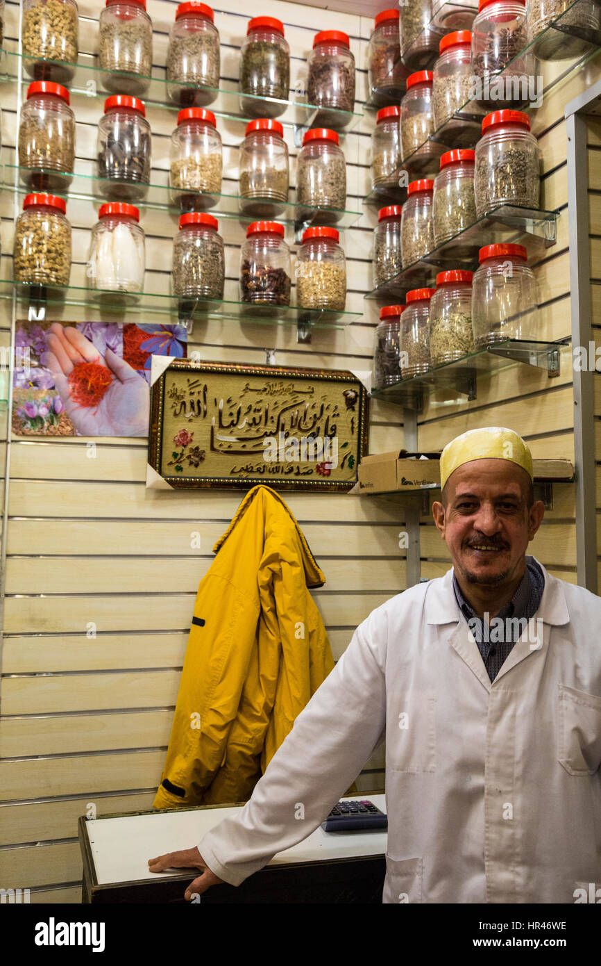 Marrakech, Maroc. Vendeur de vendre les médicaments à base de plantes. Banque D'Images