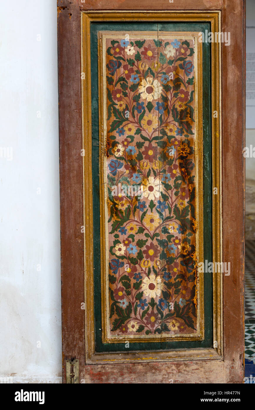 Marrakech, Maroc. Palais Bahia, 19e. Siècle. La décoration florale sur panneau mural. Banque D'Images
