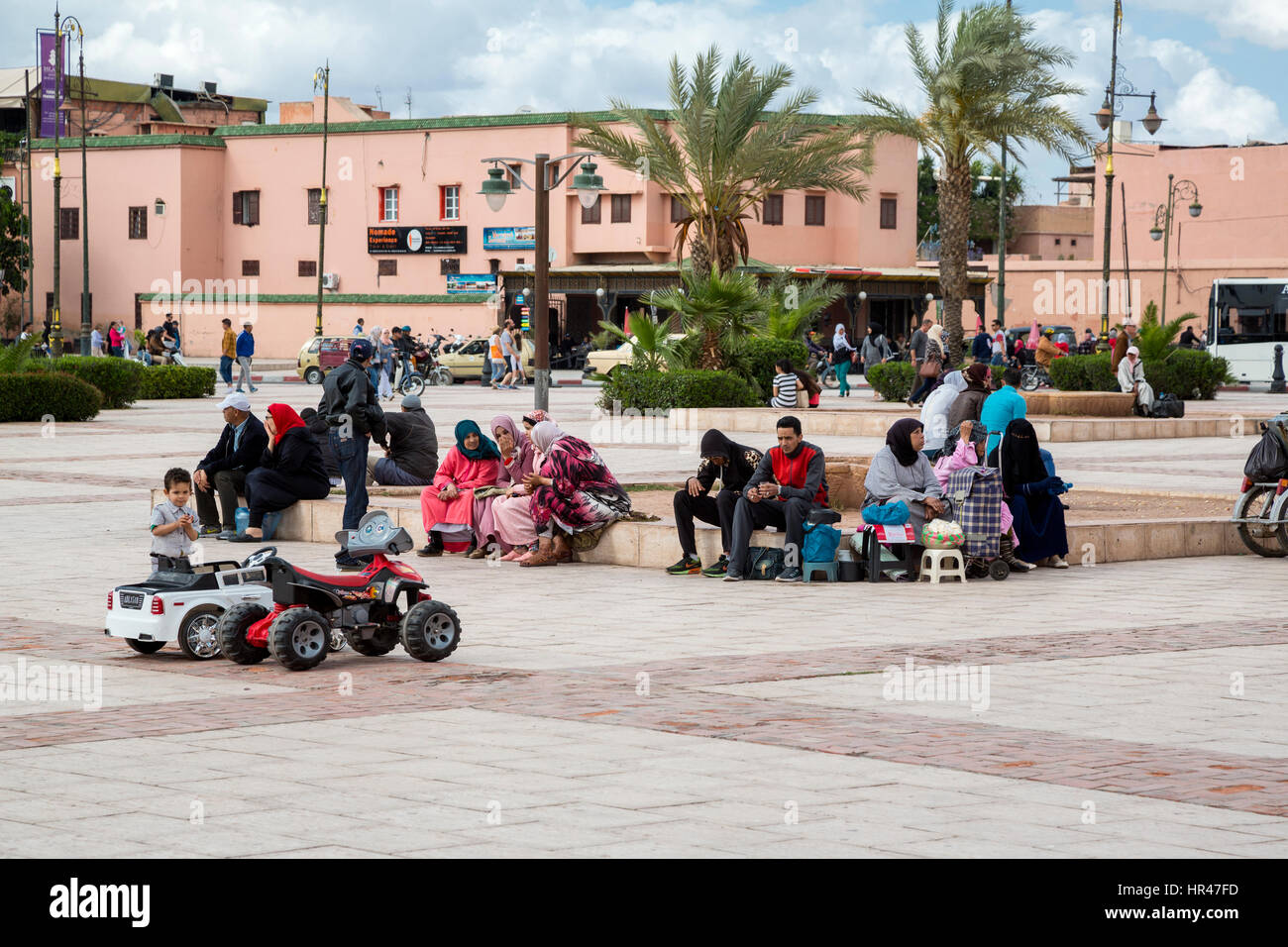 Marrakech, Maroc. Scène de rue. Au repos, les gens de parler. Banque D'Images