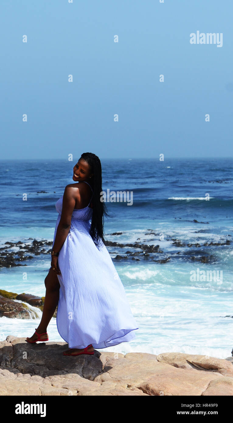 Une beauté de l'Afrique du Sud qui pose pour un tir de l'océan dans le Cap de Bonne Espérance, en Afrique du Sud. Banque D'Images