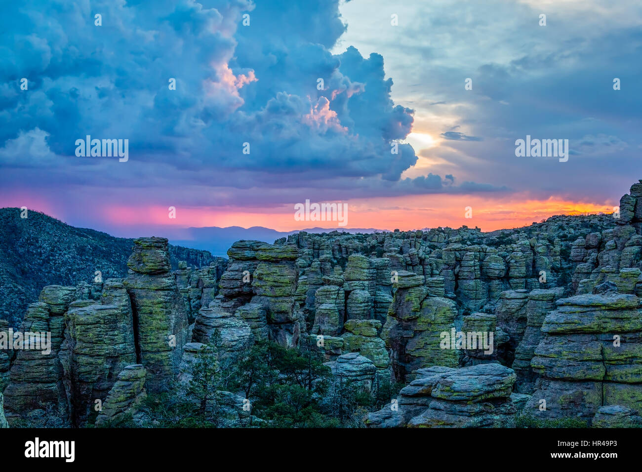 Au bout des sentiers dans le Monument National Chiricahua J'ai été récompensé par ce spectaculaire coucher du soleil avec un orage de mousson qui fait rage dans la distance. Banque D'Images