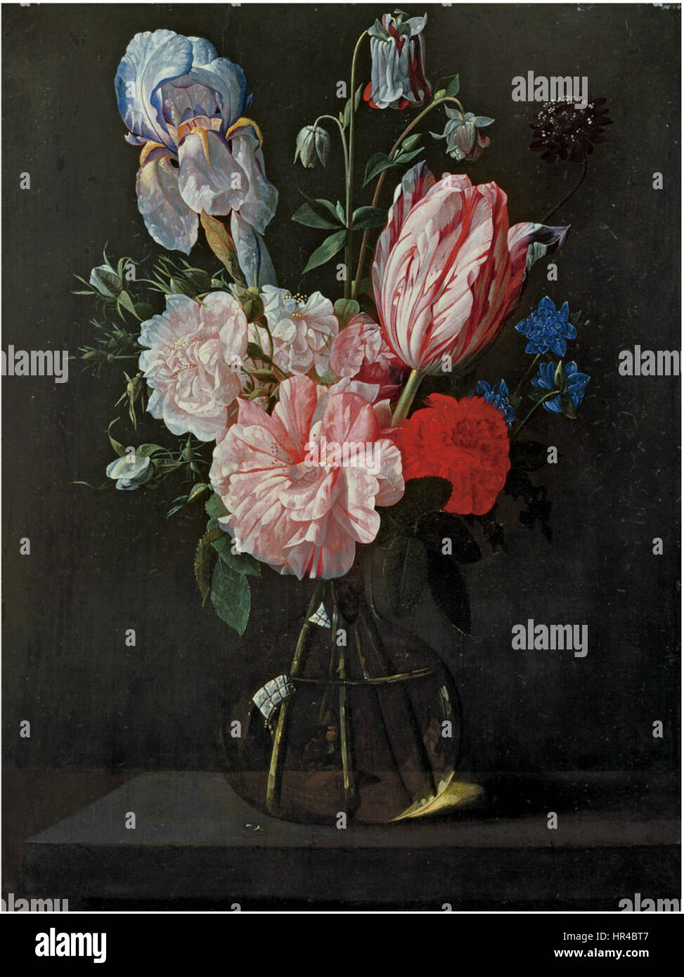 Nicolaes van Veerendael - une tulipe, roses, d'iris et autres fleurs dans un vase en verre sur un rebord Banque D'Images