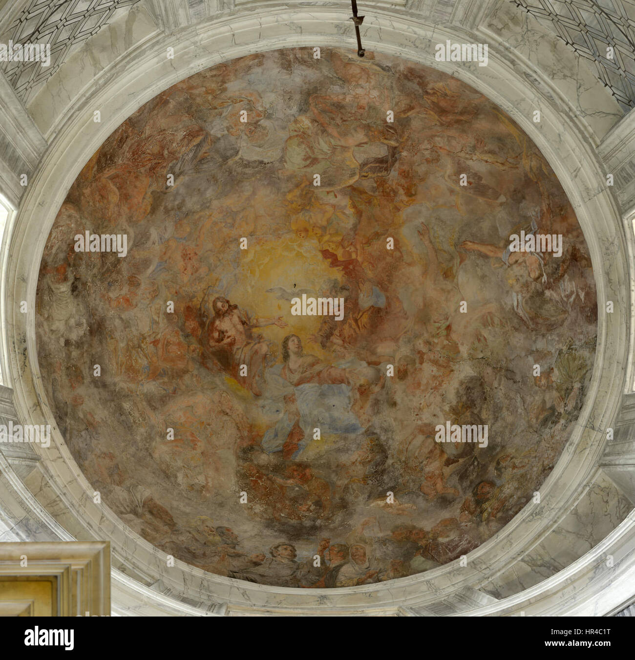 Le travail de Niccolò de Simone sur la coupole de San Lorenzo à Naples met en valeur l’architecture baroque, caractérisée par des dessins complexes et des fresques élaborées, une caractéristique clé du baroque italien Banque D'Images