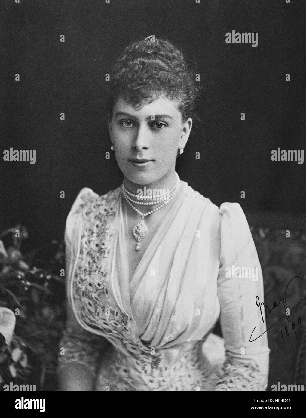 La princesse Marie de Teck, épouse du roi George V, est représentée dans un portrait formel soulignant sa dignité et sa grâce royales. Le portrait illustre son attitude ferme, reflétant son rôle de reine consort et sa contribution à l'histoire royale britannique. Banque D'Images