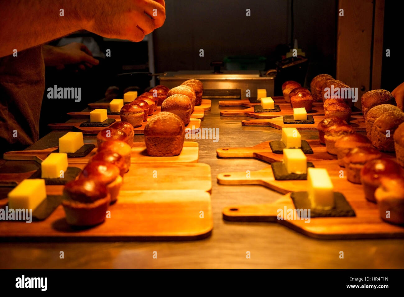 Petits rouleaux de pain fait maison et des carrés de beurre sur des planches organisé sur argent haut cuisine prêt à être servi dans un restaurant, les chefs ha Banque D'Images