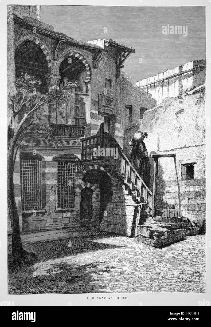 Une vieille maison arabe au Caire, avec une femme descendant un escalier, d'une gravure de 1882 par Gustav Richter, un artiste allemand, reproduite photographiquement par Jeff Dahl en 1907. Banque D'Images