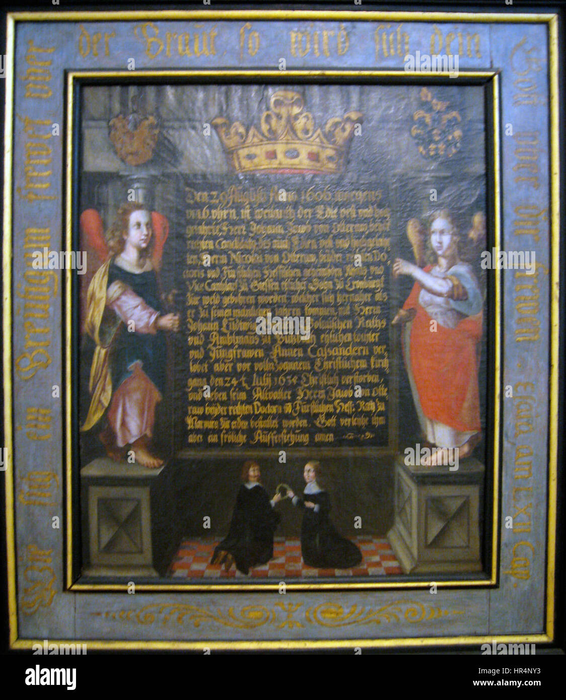 L'épitaphe Ottrau de 1635 est un exemple significatif de tombeau allemand du XVIIe siècle Il présente des gravures détaillées et des éléments symboliques qui reflètent les attitudes religieuses et culturelles de l'époque. Le mémorial honore le défunt avec des inscriptions et des dessins complexes communs dans les épitaphes de l'époque baroque. Banque D'Images