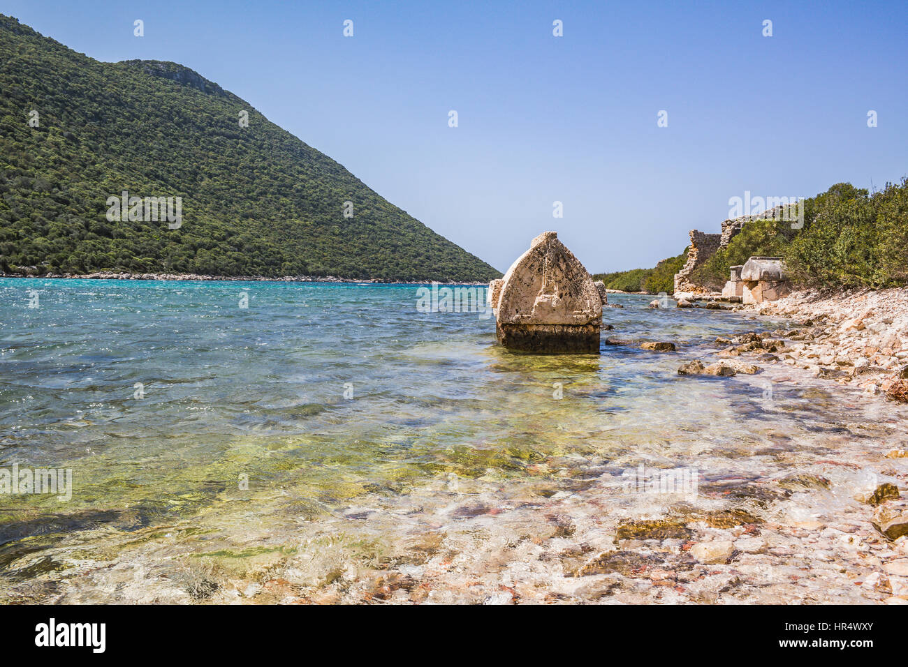 Sarcophage lycien style rock formations tombe dans la mer de la baie de Kekova Kekova. korfezinde deniz kaya icinde mezari. Croisière en bateau, location de bateaux, mavitur Banque D'Images