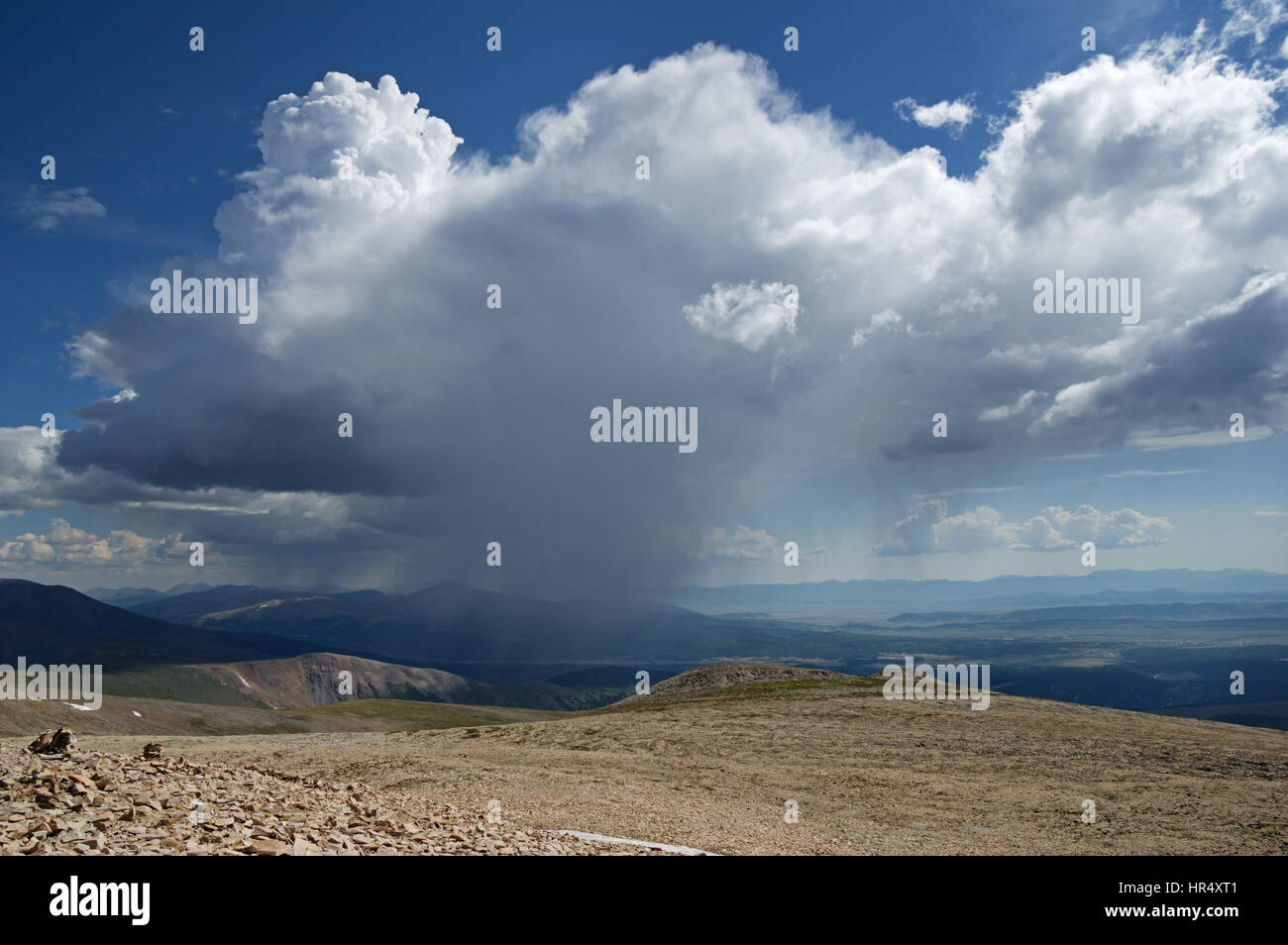 Un Colorado mountain storm dans la distance entre le sommet du mont Sherman Banque D'Images