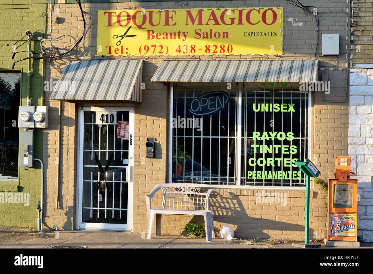 Un salon de beauté unisexe dans un quartier hispanique de Irving, TX Banque D'Images