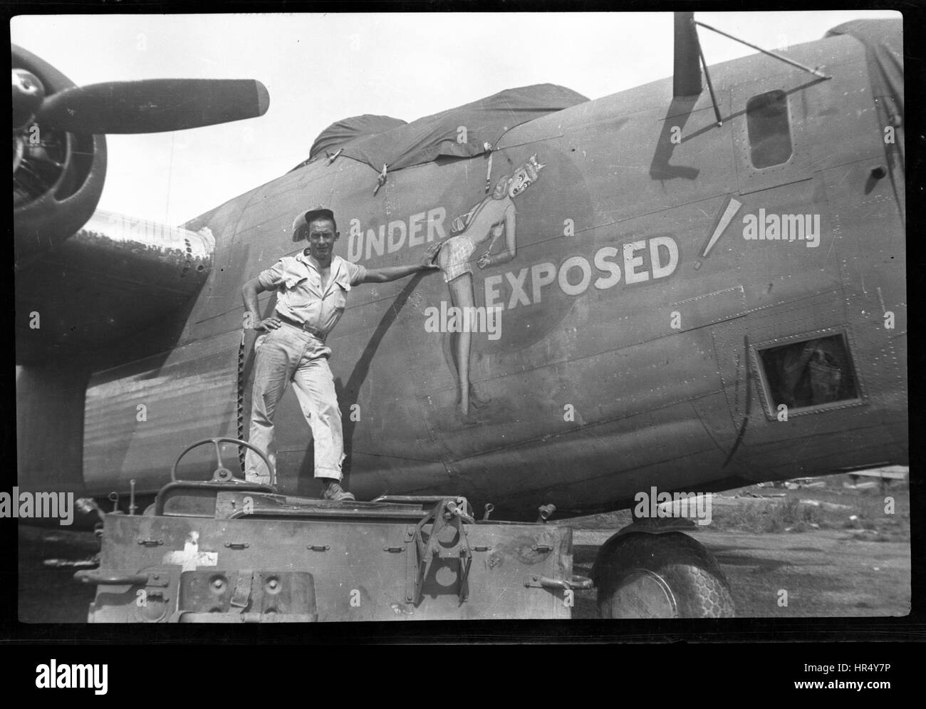 B-24J-5-CO libérateur. Converti en un F-7 de reconnaissance photographique un libérateur. 5e Air Force, 6e groupe de reconnaissance photographique (PRG), 20e Escadron de cartographie de Combat (CMS). Surnommé 'sous exposés' avec le nez de l'art une femme blonde de retirer son soutien-gorge sur un fond circulaire. Image tirée de négatif original. Oiseau de guerre avec les dessins de nez garé sur un terrain en Guinée au cours de la DEUXIÈME GUERRE MONDIALE. United States Army Air Corps Banque D'Images B-24J-5-CO libérateur. Converti en un F-7 de reconnaissance photographique un libérateur. 5e Air Force, 6e groupe de reconnaissance photographique (PRG), 20e Escadron de cartographie de Combat (CMS). Surnommé 'sous exposés' avec le nez de l'art une femme blonde de retirer son soutien-gorge sur un fond circulaire. Image tirée de négatif original. Oiseau de guerre avec les dessins de nez garé sur un terrain en Guinée au cours de la DEUXIÈME GUERRE MONDIALE. United States Army Air Corps Banque D'Images