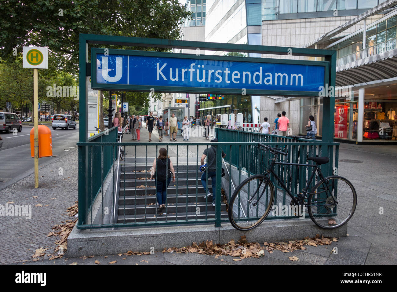 Berlin. L'Allemagne. La station de métro Kurfürstendamm et rue commerçante. Banque D'Images