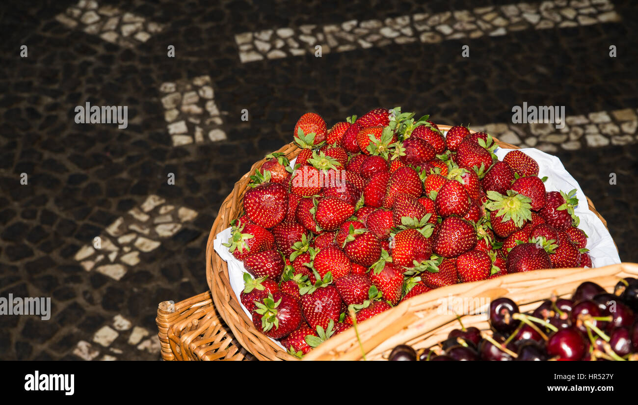 Fraises fraîches sur market Banque D'Images