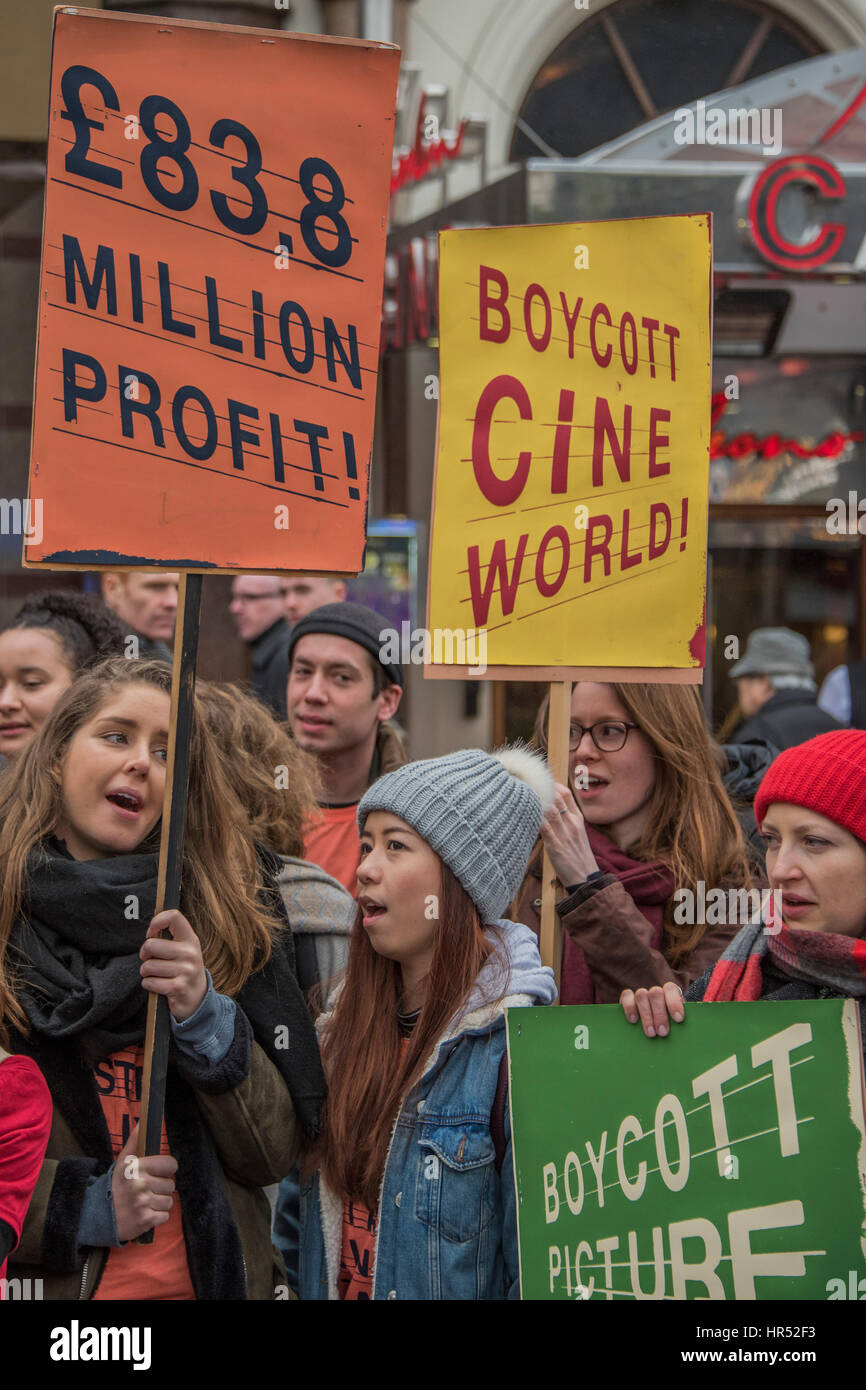 Photo chambre personnel protester contre les bas salaires dans leur chaîne Cineworld - qu'ils appellent au boycott à l'extérieur de l'Empire Square, Leicseter aussi récemment acheté par Cineworld. La London Living Wage est quelque chose les membres de l'union de Picturehouse ont fait pression pour depuis 2014. La campagne n'a cessé de croître depuis, maintenant avec quatre sites en grève ! Ils disent "Picturehouse et Cineworld travaillent très fort pour écraser notre campagne et tout ce que nous recevons d'eux dans la voie de la négociation est Silence'.Londres, 25 févr. 2017 Banque D'Images