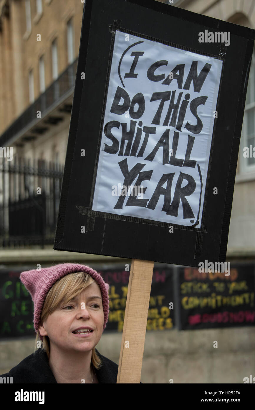 La lutte contre le racisme, les manifestants se rassemblent en face de Downing Street pour exiger que le gouvernement s'en tient à l'amendement et Dubs remplit sa promesse de permettre aux enfants réfugiés dans le Royaume-Uni. 25 févr. 2017 de Londres Banque D'Images