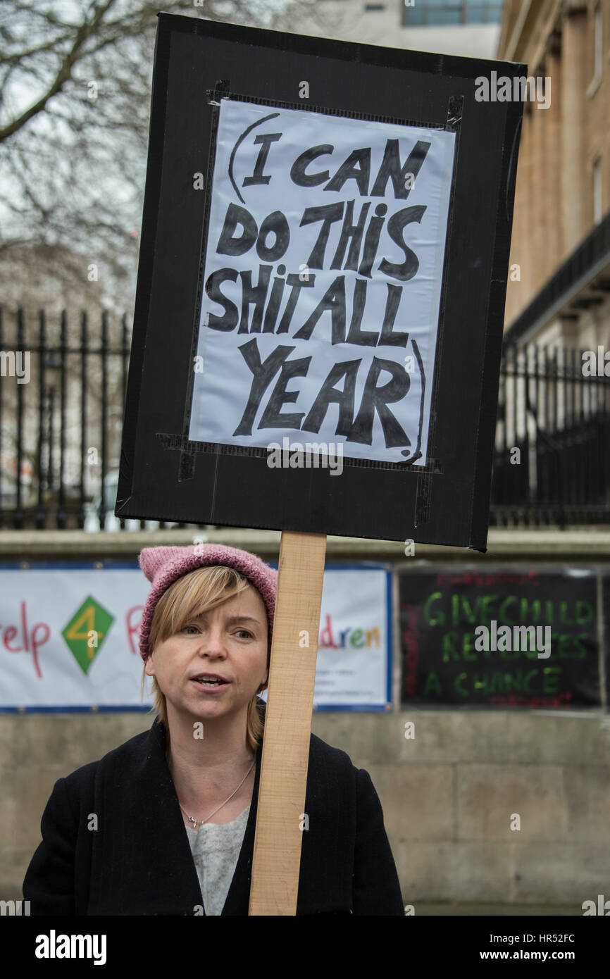 La lutte contre le racisme, les manifestants se rassemblent en face de Downing Street pour exiger que le gouvernement s'en tient à l'amendement et Dubs remplit sa promesse de permettre aux enfants réfugiés dans le Royaume-Uni. 25 févr. 2017 de Londres Banque D'Images