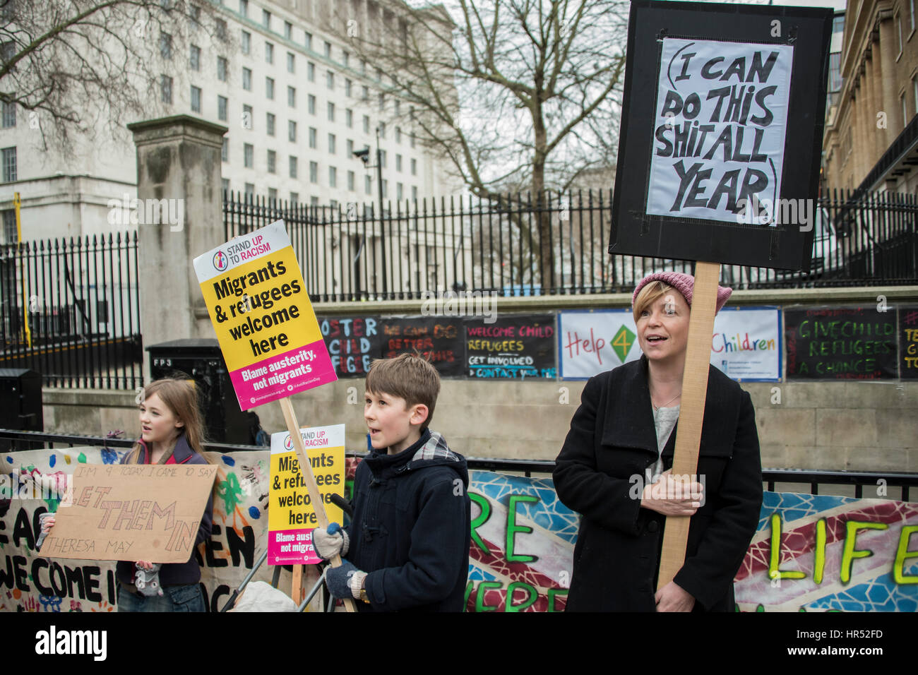 La lutte contre le racisme, les manifestants se rassemblent en face de Downing Street pour exiger que le gouvernement s'en tient à l'amendement et Dubs remplit sa promesse de permettre aux enfants réfugiés dans le Royaume-Uni. 25 févr. 2017 de Londres Banque D'Images