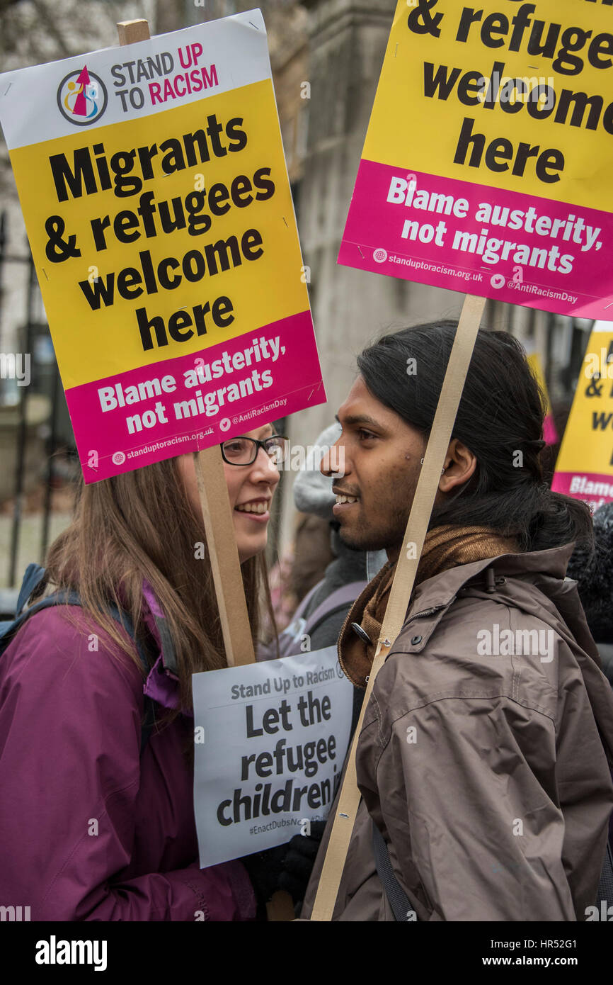 La lutte contre le racisme, les manifestants se rassemblent en face de Downing Street pour exiger que le gouvernement s'en tient à l'amendement et Dubs remplit sa promesse de permettre aux enfants réfugiés dans le Royaume-Uni. 25 févr. 2017 de Londres Banque D'Images