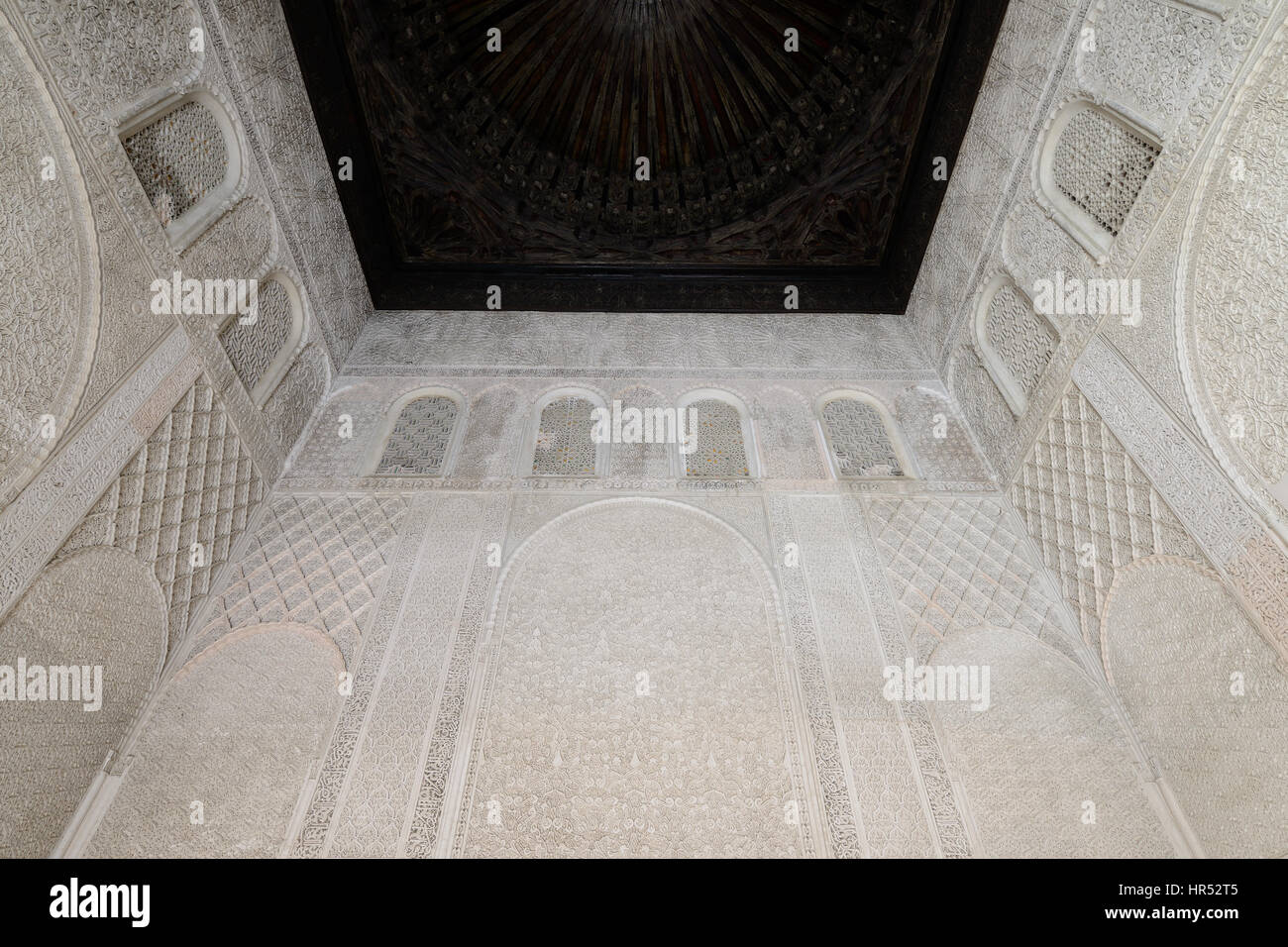 Fes, MAROC - 30 NOVEMBRE : l'intérieur de la Madrasa Bou. Fez le 30 novembre, 2015 Banque D'Images