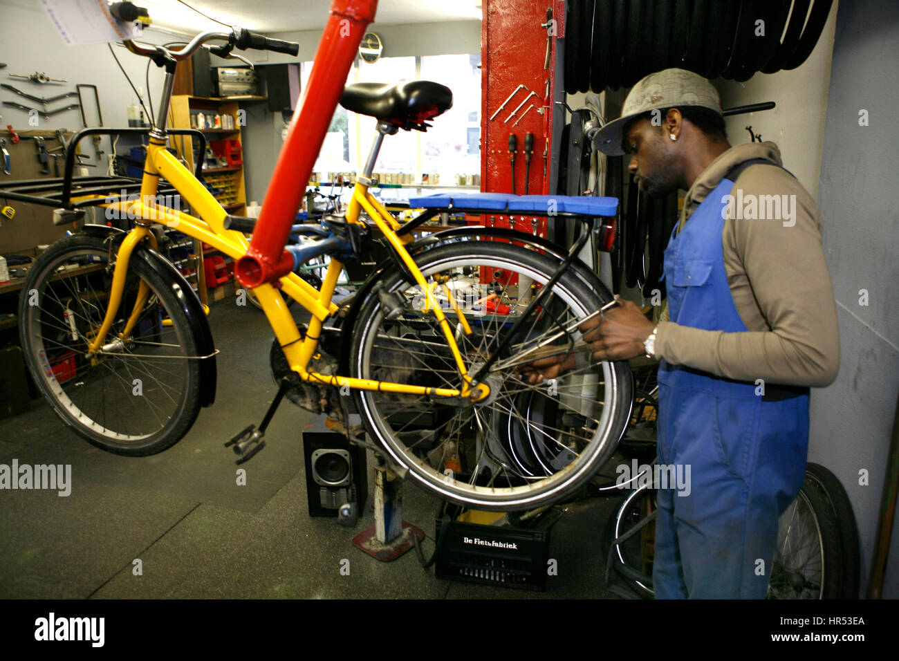 Atelier de réparation de vélos à Amsterdam Banque D'Images