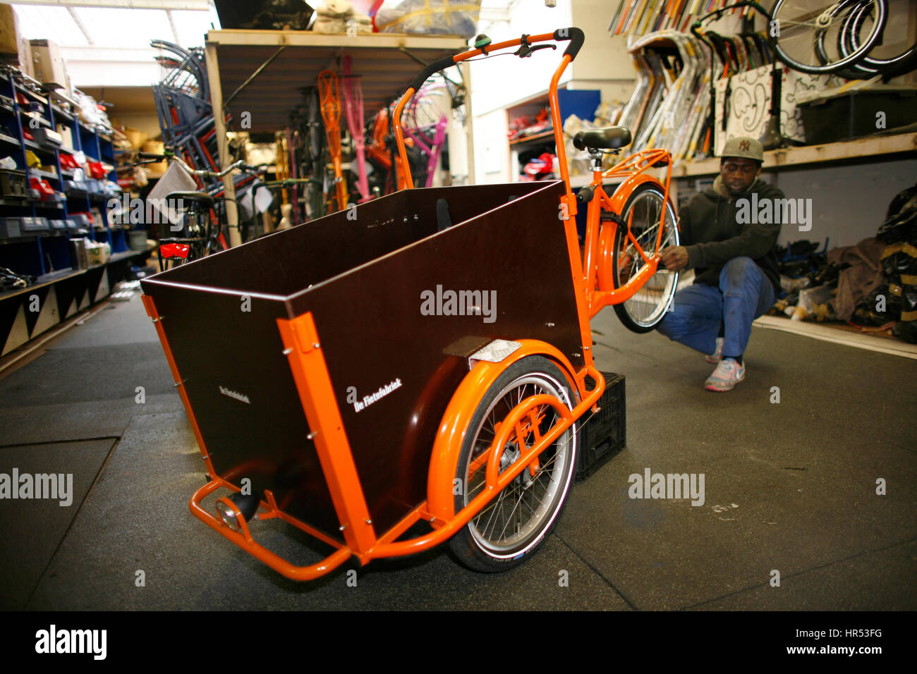 Atelier de réparation de vélos à Amsterdam Banque D'Images