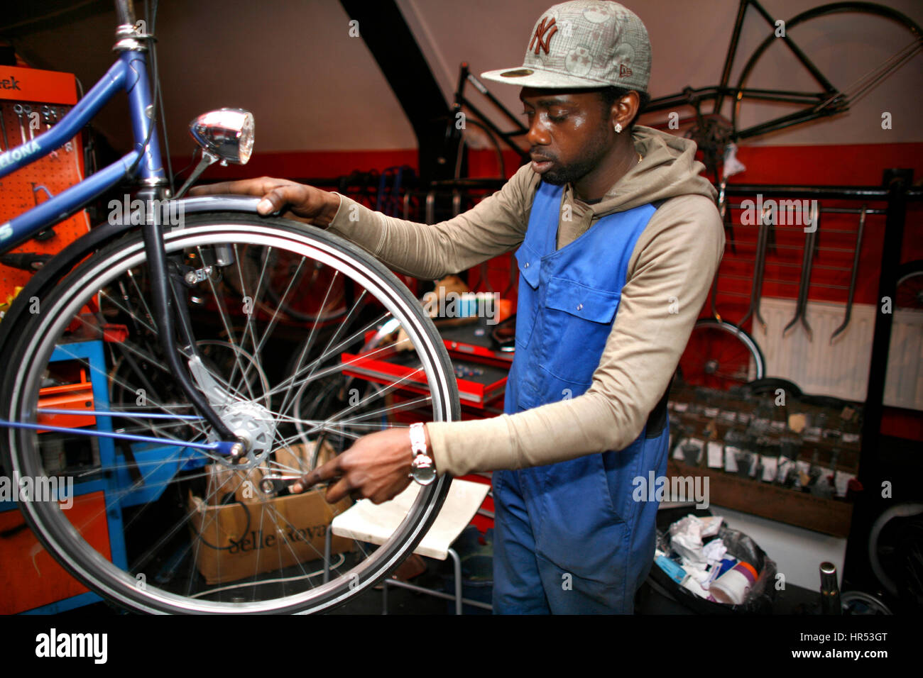 Atelier de réparation de vélos à Amsterdam Banque D'Images