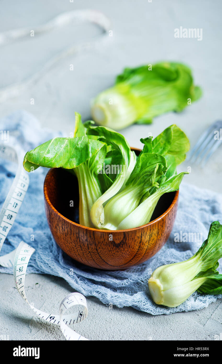 Fresh pak choy dans bol et sur une table Banque D'Images