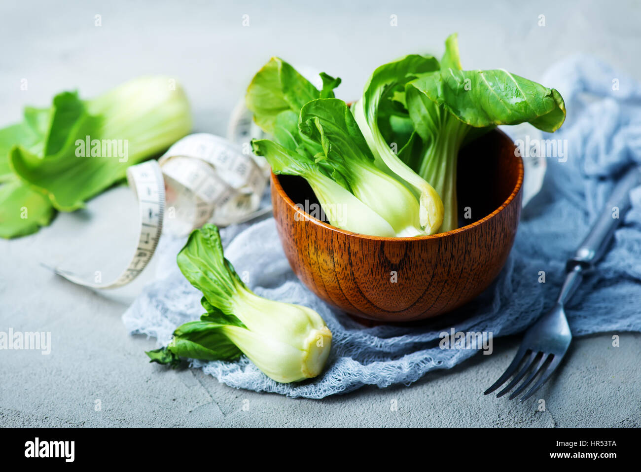 Fresh pak choy dans bol et sur une table Banque D'Images