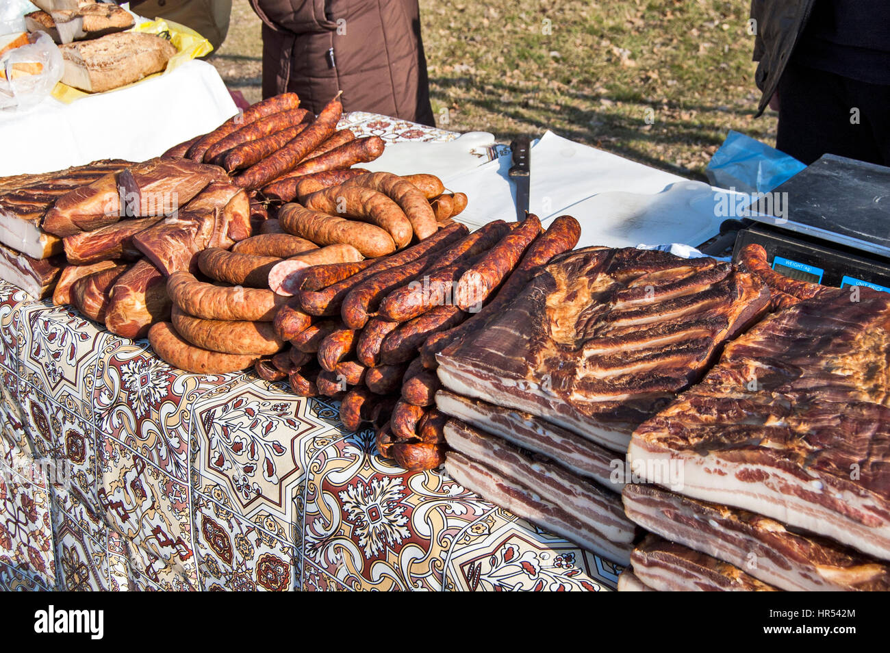 Branche de lard fumé et d'autres fumées traditionnels les produits exposés à la vente. Banque D'Images