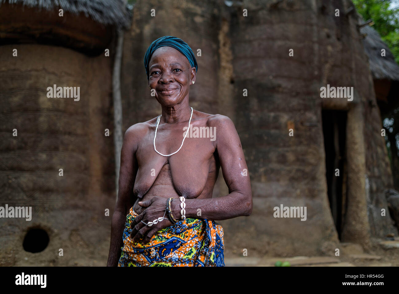 Portrait d'une vieille femme en face de la hutte de terre typique de la tribu Tata Somba. Banque D'Images