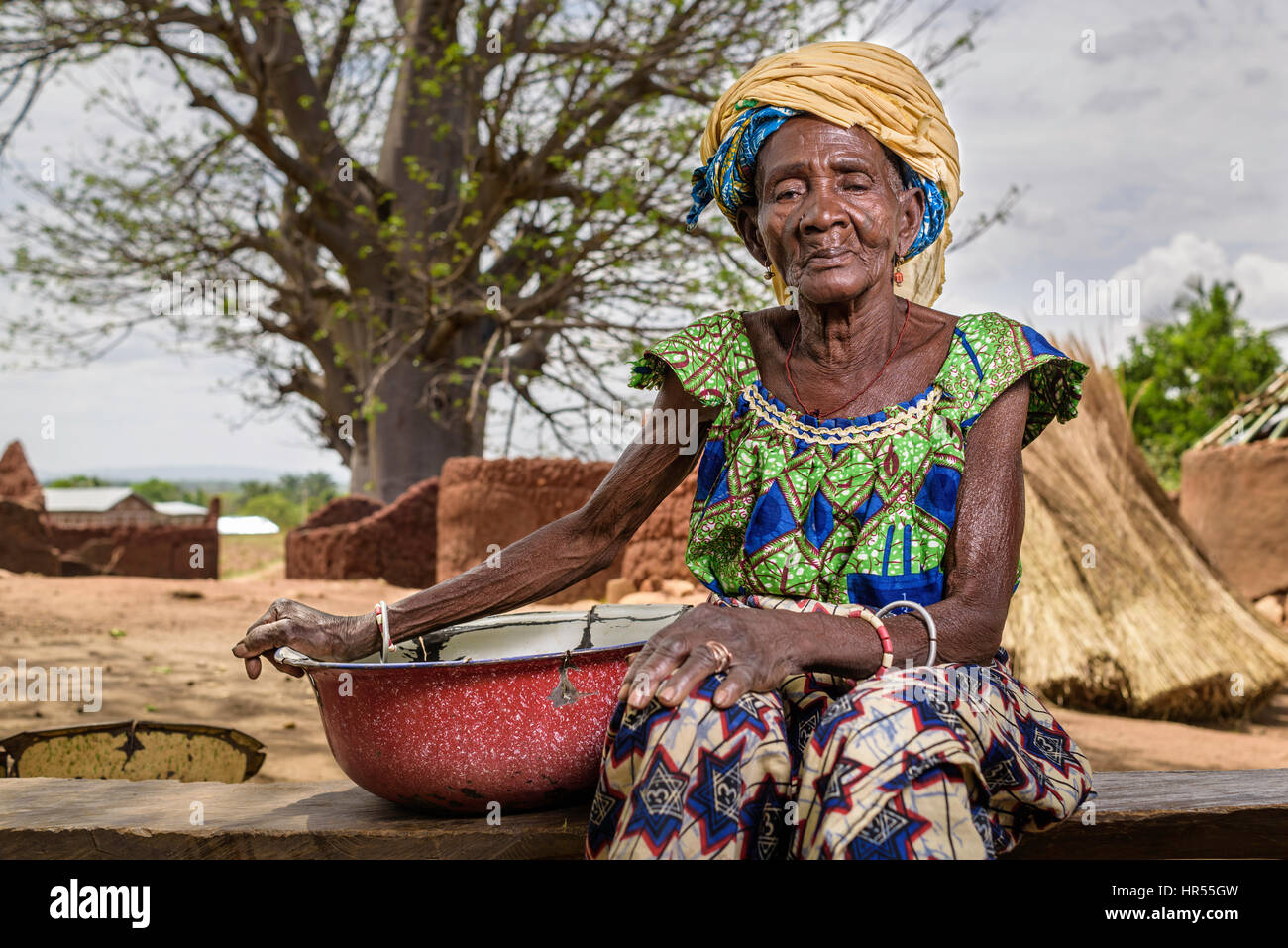 Portrait d'une vieille femme préparant les légumes dans un bol métallique. Banque D'Images