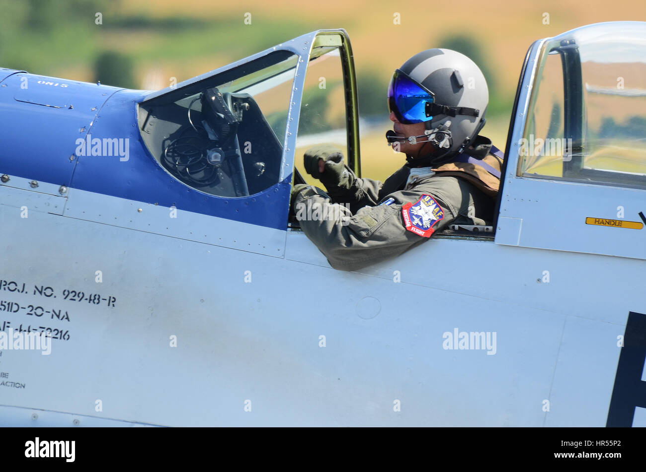 Pilote d'un P51 Mustang roulait au Flying Legends Air Show à l'IWM Duxford Banque D'Images