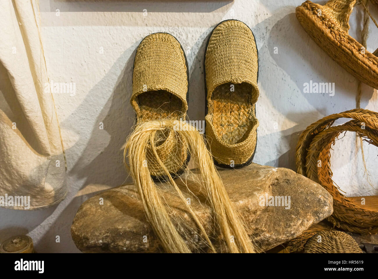 Une paire d'espadrilles, faite de sparterie, halfah, herbe ou herbe sparterie Musée ethnologique à Mijas, Andalousie, Espagne Banque D'Images