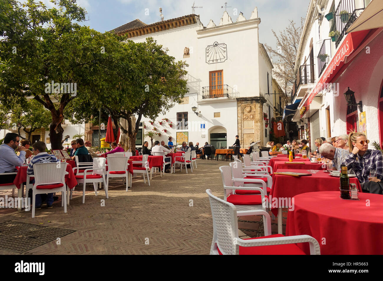 La Plaza de los Naranjos, carré orange, avec restaurant, salle à manger extérieure , ,Marbella, Andalousie, Espagne Banque D'Images
