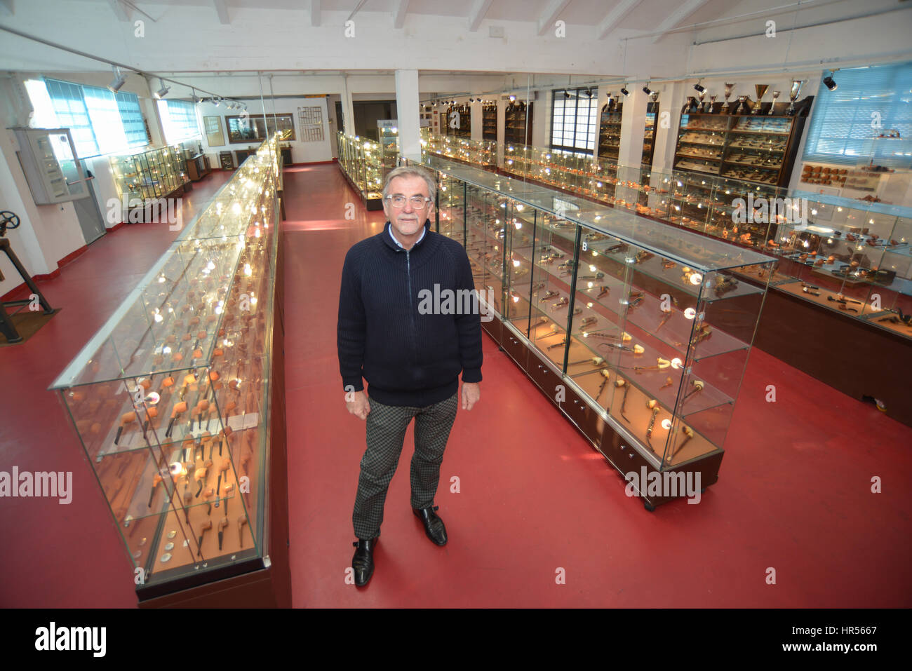 23 janvier 2017 - Brebbia, Varese, Italie. Pipe Brebbia, la plus ancienne usine Italie tuyau. Luciano Buzzi, titolare Pipe Brebbia all'interno del Museo Banque D'Images