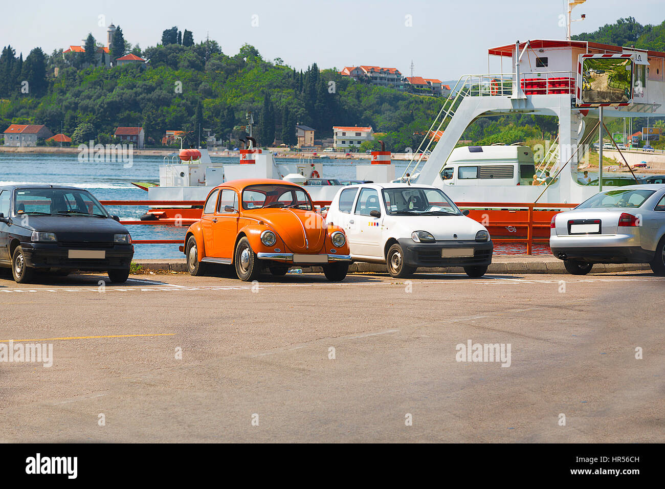 Le parking de la côte le long avec le ferry. Banque D'Images