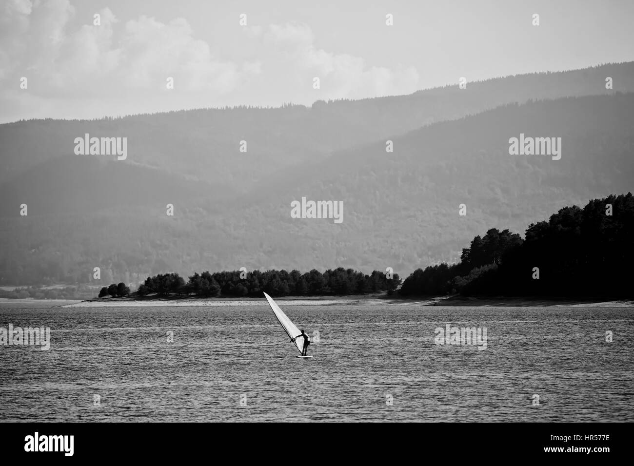 Paysage noir et blanc avec windsurffer en haute montagne lac bulgare Banque D'Images