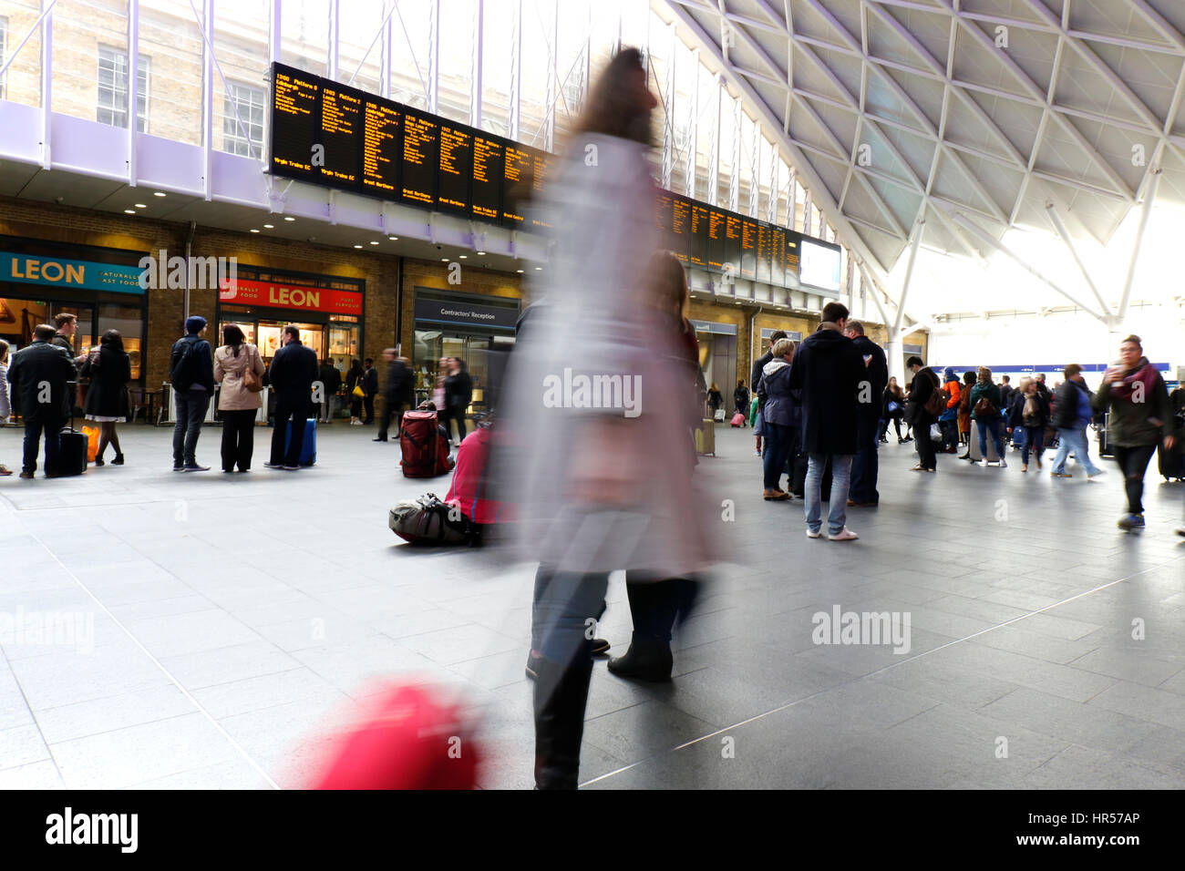 Femme se précipiter pour un train en gare de King's Cross, Londres, UK Banque D'Images