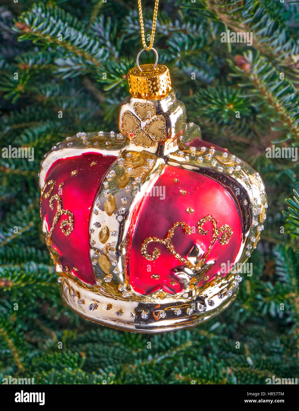 Boule de Noël suspendu à un arbre dans la forme d'une couronne royale Banque D'Images