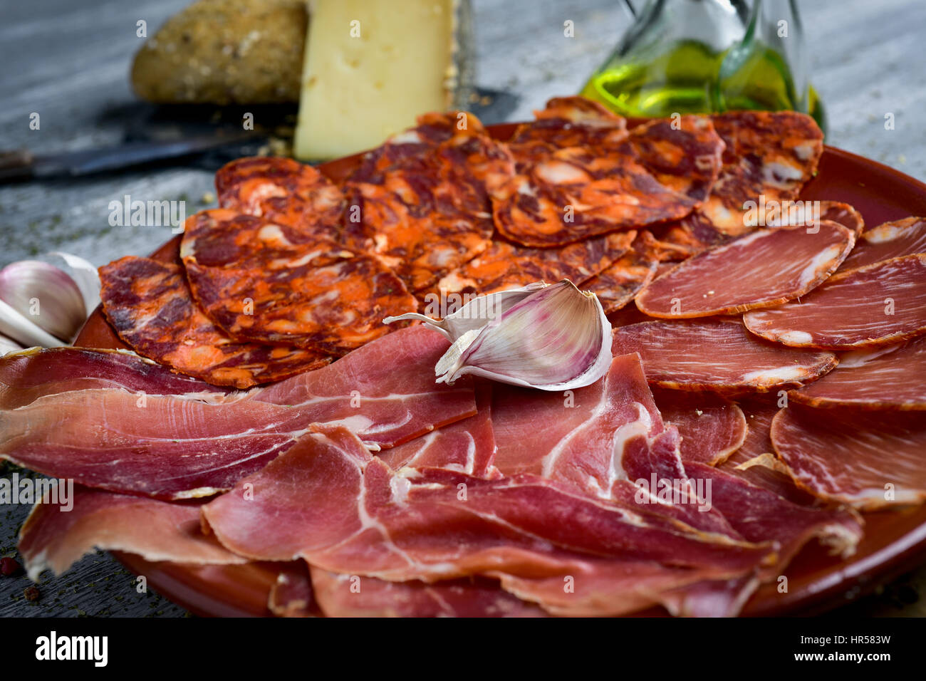 Une assiette avec un assortiment de charcuterie espagnole différentes comme  le filet de porc séché, chorizo et jambon serrano, et un morceau de fromage  manchego, un pain Photo Stock - Alamy